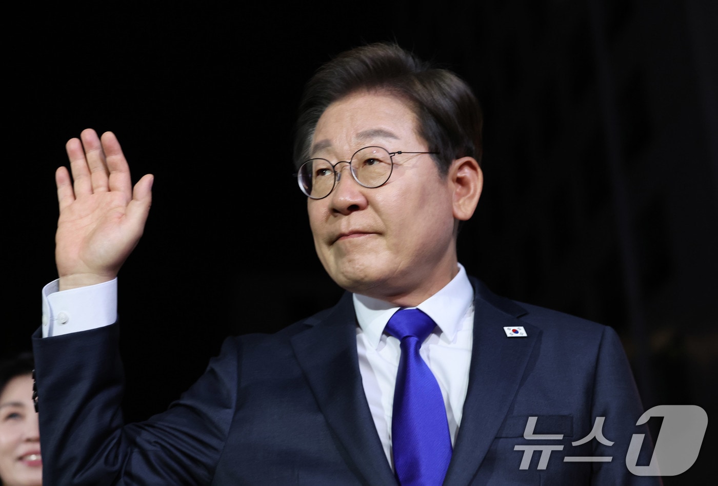 당선이 확실시된 이재명 더불어민주당 대통령 후보가 4일 서울 여의도 민주당사에 들어서며 손을 흔들고 있다. (공동취재) 2025.6.4/뉴스1 ⓒ News1 안은나 기자