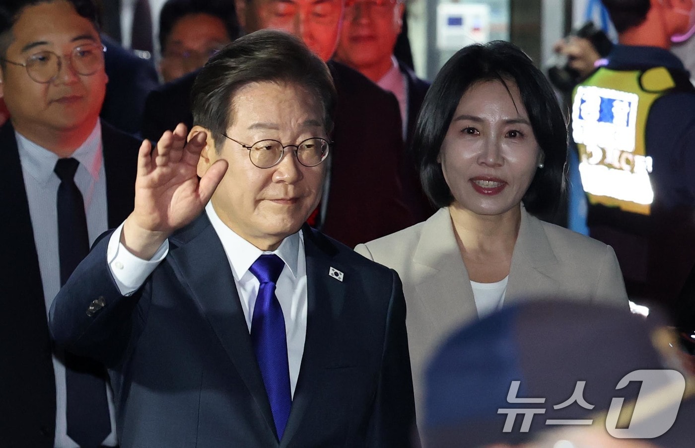 당선이 확실시된 이재명 더불어민주당 대통령 후보가 4일 서울 여의도 민주당사를 방문한 후 개표방송 행사장으로 향하고 있다. (공동취재) 2025.6.4/뉴스1 ⓒ News1 안은나 기자