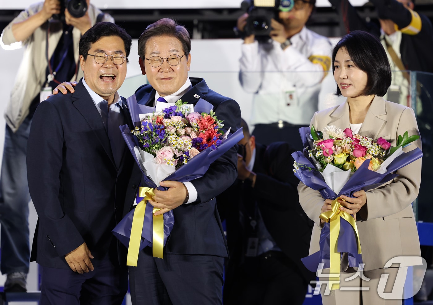 당선이 확실시된 이재명 더불어민주당 대통령 후보가 김혜경 여사와 4일 오전 서울 여의도 국회 앞을 찾아 박찬대 상임총괄선대본부장으로부터 꽃다발을 받고 있다. (공동취재) ⓒ News1 안은나 기자