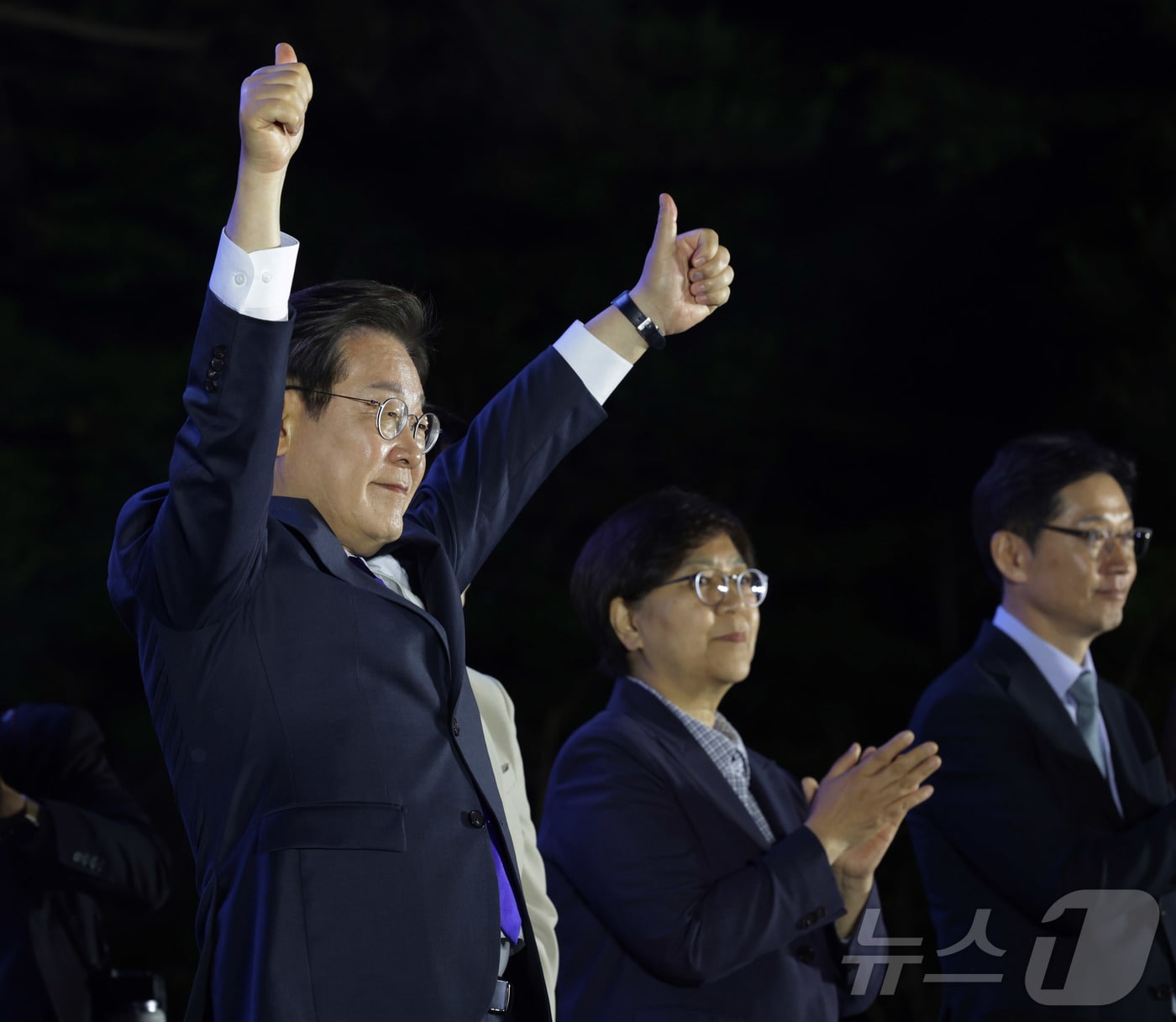 당선이 확실시 되는 이재명 더불어민주당 대통령 후보가 4일 오전 서울 여의도 국회 앞에서 열린 국민 개표방송 행사에서 시민들을 향해 인사하고 있다. (공동취재) 2025.6.4/뉴스1 ⓒ News1 안은나 기자