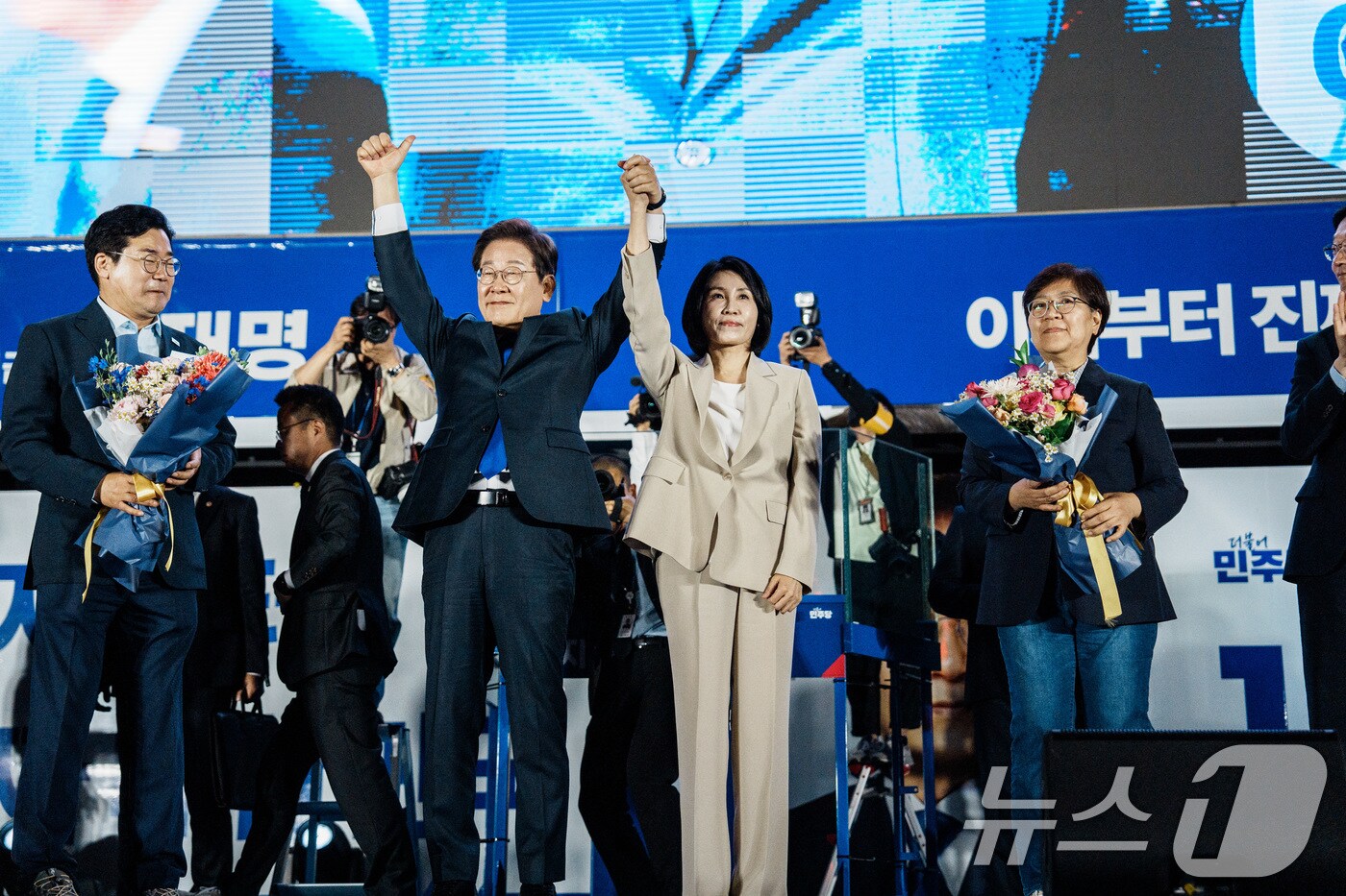 당선이 확실시된 이재명 더불어민주당 대통령 후보가 4일 서울 여의도 국회 앞에 마련된 민주당 국민개표방송시청 현장을 찾아 지지자들에게 인사하고 있다. &#40;공동취재&#41; 2025.6.4/뉴스1 ⓒ News1 안은나 기자