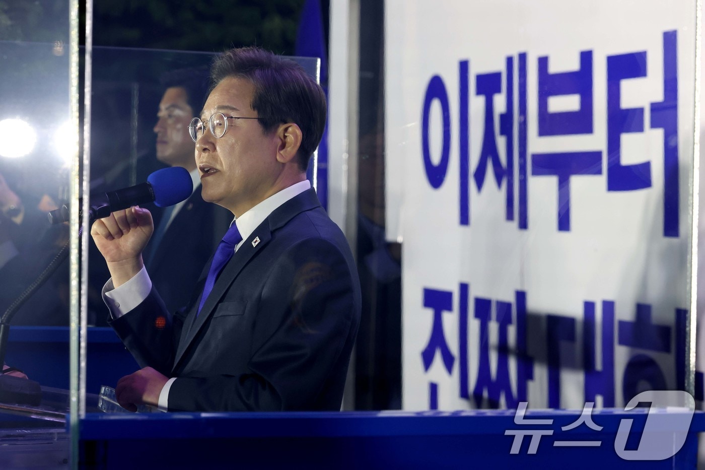 당선이 확실시된 이재명 더불어민주당 대통령 후보가 4일 서울 여의도 국회 앞에 마련된 민주당 국민개표방송시청 현장에서 연설을 하고 있다. (공동취재) 2025.6.4/뉴스1 ⓒ News1 안은나 기자