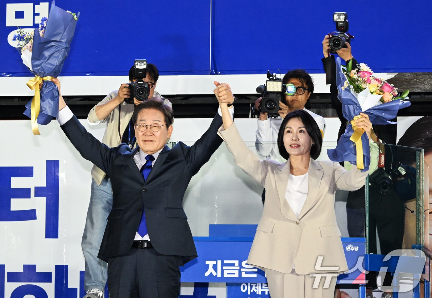 당선이 확실시된 이재명 더불어민주당 대통령 후보와 부인 김혜경 여사가 4일 서울 여의도 국회 앞에 마련된 민주당 국민개표방송시청 현장을 찾아 지지자들에게 인사하고 있다. (사진은 기사 내용과 무관함) (공동취재) 2025.6.4/뉴스1 ⓒ News1 안은나 기자