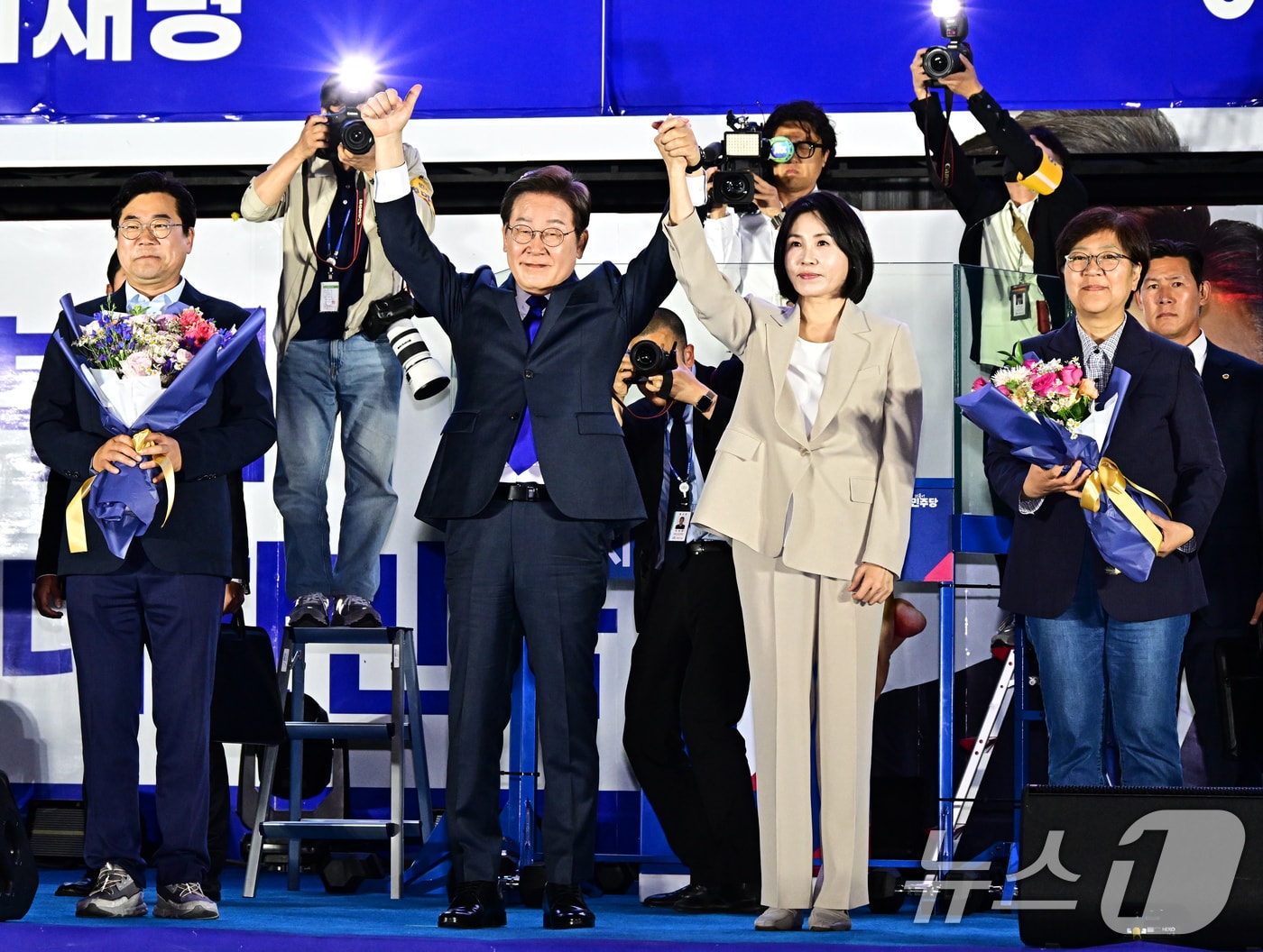 제21대 대통령 선거에서 당선이 확실해진 이재명 더불어민주당 후보가 김혜경 여사와 4일 오전 서울 여의도 국회 앞에 마련된 개표방송 야외 무대에 올라 인사하고 있다. &#40;공동취재&#41; 2025.6.4/뉴스1 ⓒ News1 안은나 기자