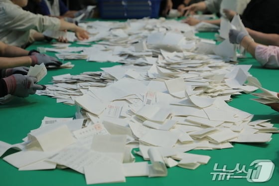21대 대통령선거 개표가 시작된 3일 오후 8시 울산 북구 오토밸리복지센터 체육관에서 개표사무원들이 분주하게 개표하고 있다. 2025.6.3/뉴스1 ⓒ News1 김세은 기자