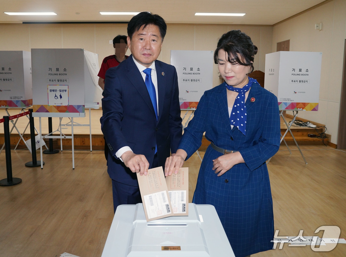 오영훈 제주도지사와 부인 박선희 씨가 제21대 대통령 선거 사전투표 첫날인 지난달 29일 오전 서귀포시 중문동 사전투표소에서 소중한 한표를 행사하고 있다.(제주도 제공, 재판매 및 DB금지)