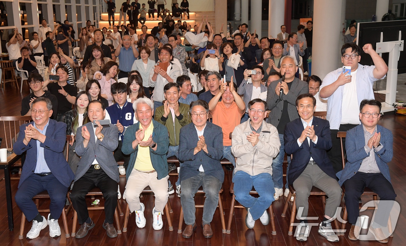 강기정 광주시장과 시 산하 공공기관장, 시청 직원 등이 3일 오후 시청에서 21대 대선 개표 방송을 지켜보며 박수를 치고 있다.&#40;광주시 제공. 재판매 및 DB 금지&#41; 