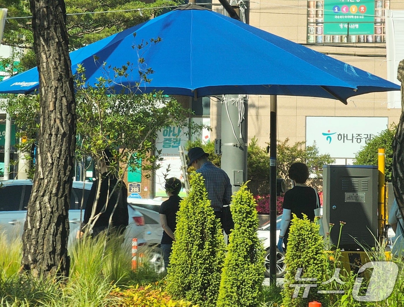 4일 오전 경북 포항시 오광장 횡단보도에서 출근길 시민들이 그늘막 아래에서 햇볕을 피하고 있다. 2025.6.4/뉴스1 ⓒ News1 최창호 기자