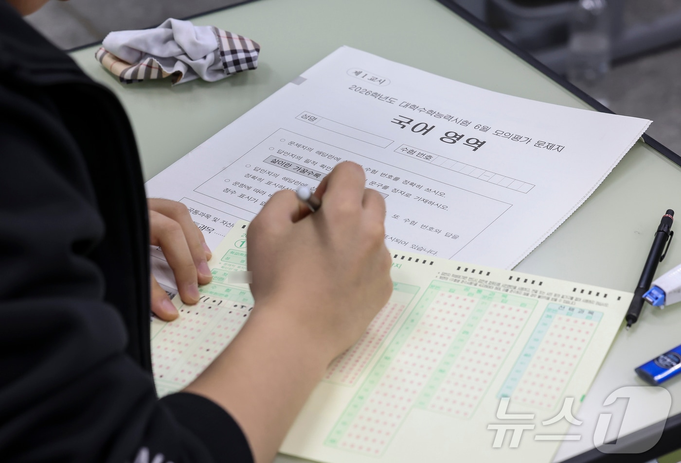 2026학년도 대학수학능력시험 6월 모의고사가 치러진 4일 오전 서울 광진구 광남고등학교에서 3학년 학생들이 OMR카드에 마킹을 하고 있다. 2025.6.4/뉴스1 ⓒ News1 사진공동취재단