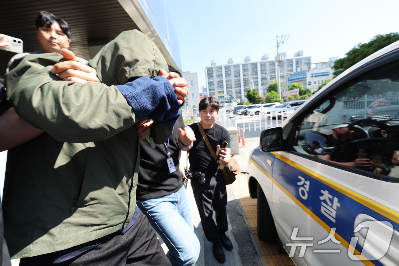 진도에서 차량을 바다에 빠뜨려 일가족을 숨지게 한 40대 가장이 4일 오전 구속 전 피의자심문&#40;영장실질심사&#41;을 위해 광주 북부경찰서 유치장을 나서고 있다. 2025.6.4/뉴스1 ⓒ News1 박지현 기자