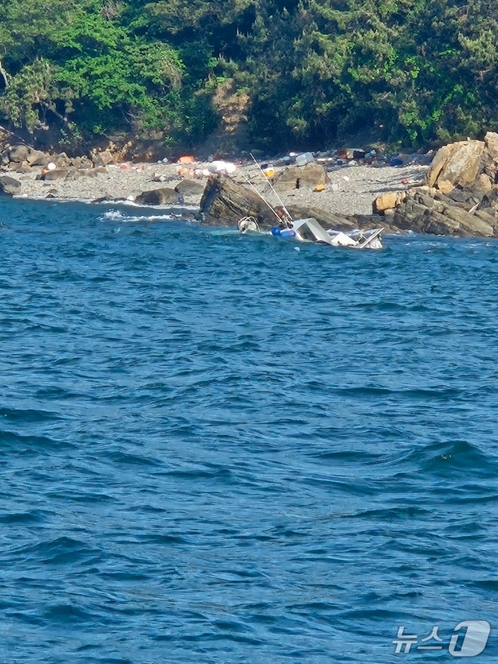 4일 오전 8시 5분께 전북 군산시 옥도면 비안도 서쪽 1㎞ 해상에서 2.3톤급 어선 A호가 좌초돼 침수 중이다.(군산해경 제공, 재판매 및 DB금지)