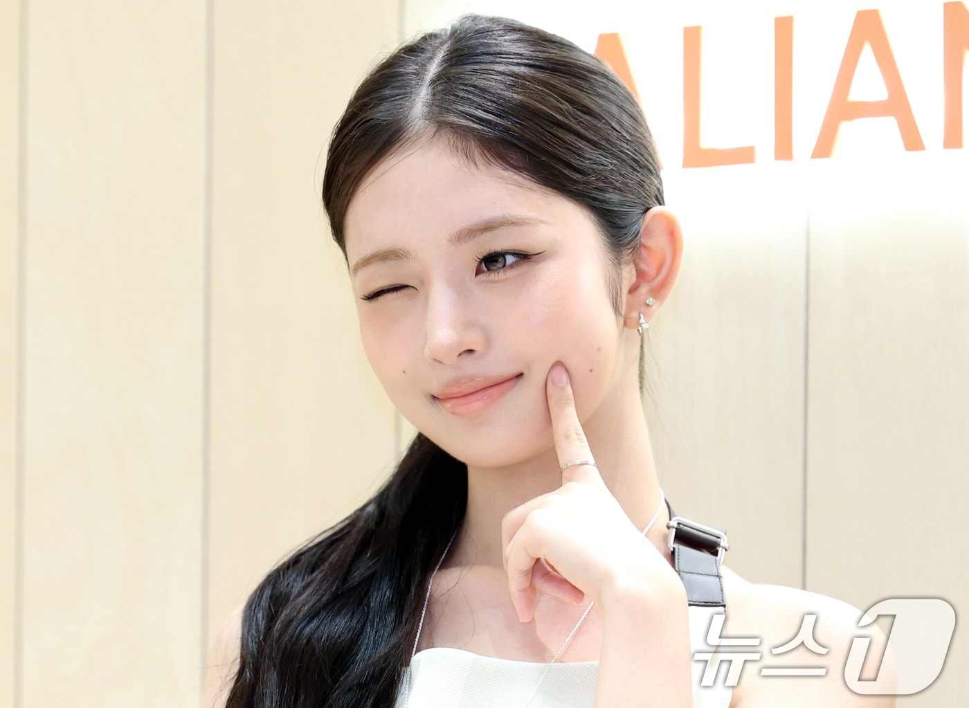 아이브 레이가 4일 서울 서초구 신세계백화점 강남점에서 열린 패션 브랜드 토즈(Tod's)의 이탈리안 썸머(ITALIAN SUMMER) 팝업 신세계 강남점 더 스테이지 오픈 행사에서 포즈를 취하고 있다. 2025.6.4/뉴스1 ⓒ News1 권현진 기자