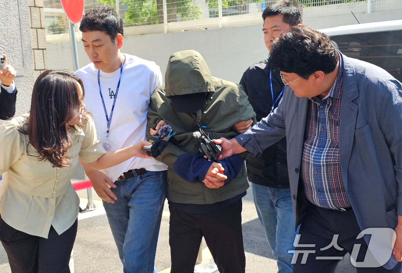 진도에서 차량을 바다에 빠뜨려 일가족을 숨지게 한 지 모 씨&#40;49&#41;가 지난 6월 구속 전 피의자심문&#40;영장실질심사&#41;을 위해 광주지방법원에 들어서는 모습. 2025.6.4/뉴스1 ⓒ News1 최성국 기자