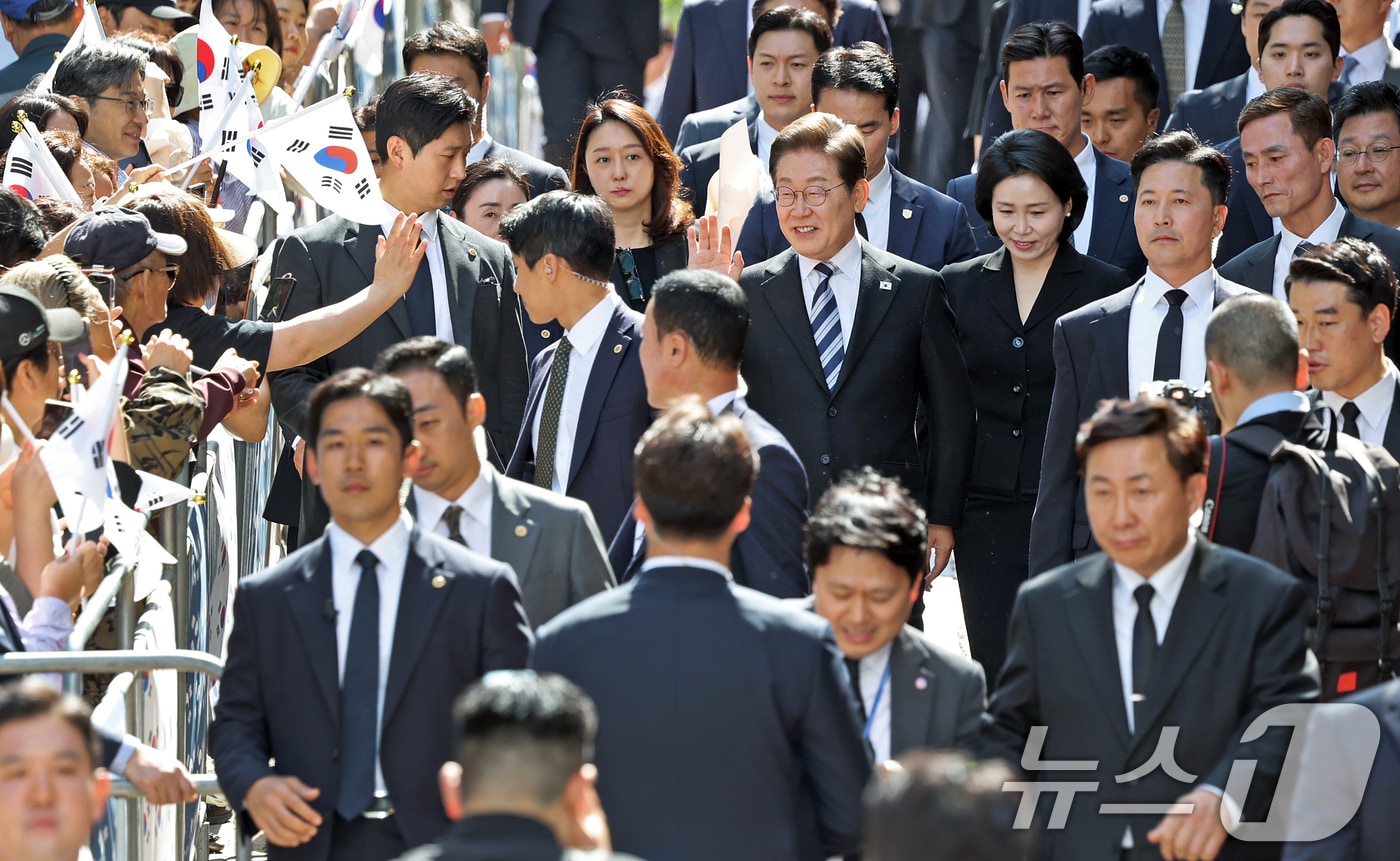 이재명 대통령과 김혜경 여사가 제21대 대통령 임기를 시작한 4일 오전 인천 계양구 자택 앞에서 열린 주민 환송 행사를 마친 후 국립서울현충원으로 향하고 있다. 2025.6.4/뉴스1 ⓒ News1 오대일 기자