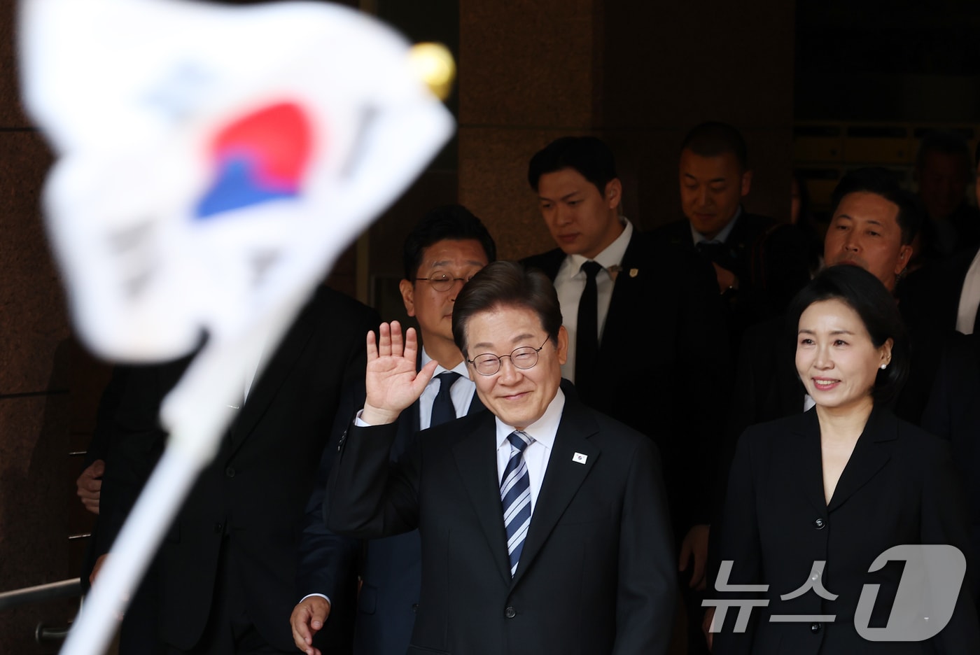 이재명 대통령과 김혜경 여사가 4일 오전 인천시 계양구 자택에서 나오며 환송나온 시민들과 인사를 하고 있다. 2025.6.4/뉴스1 ⓒ News1 김명섭 기자