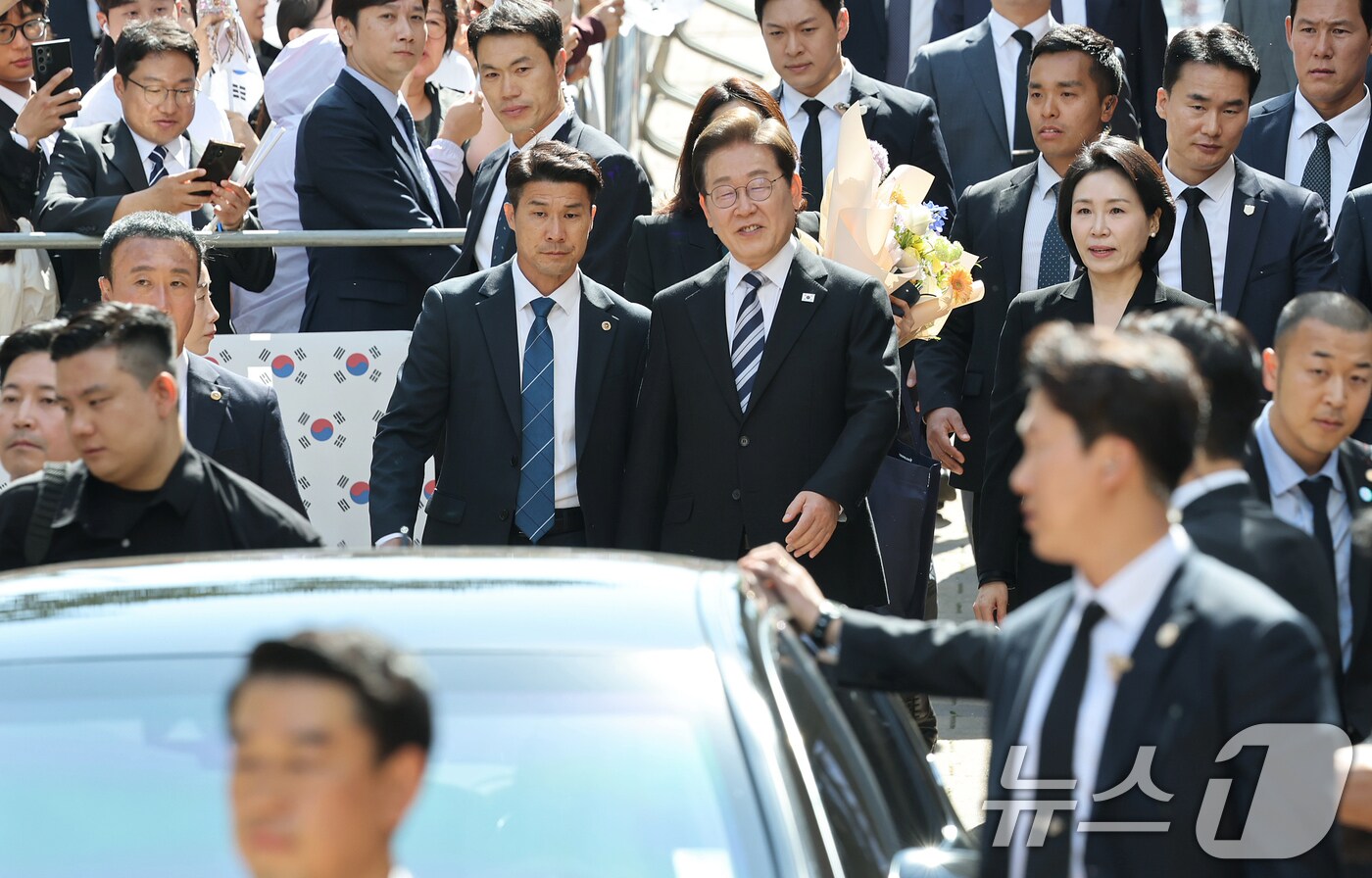 이재명 대통령과 김혜경 여사가 제21대 대통령 임기를 시작한 4일 오전 인천 계양구 자택 앞에서 열린 주민 환송 행사를 마친 후 국립서울현충원으로 향하는 차량에 탑승하고 있다. 2025.6.4/뉴스1 ⓒ News1 오대일 기자