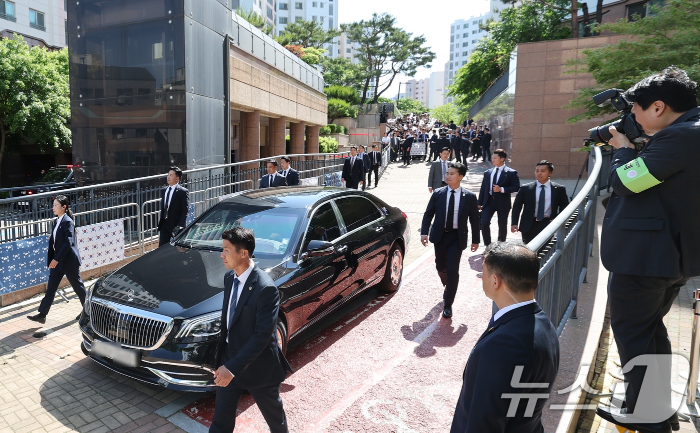 이재명 대통령이 제21대 대통령 임기를 시작한 4일 오전 인천 계양구 자택 앞에서 열린 주민 환송 행사를 마친 후 국립서울현충원으로 향하고 있다. 2025.6.4/뉴스1 ⓒ News1 오대일 기자