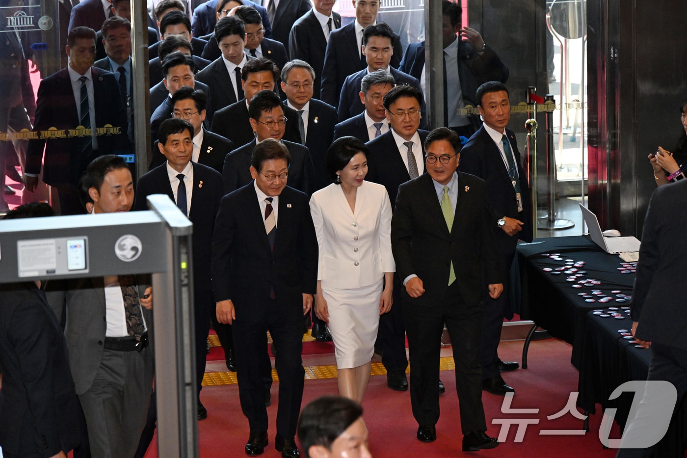 이재명 대통령이 4일 오전 서울 여의도 국회에서 제21대 대통령 취임 선서를 하기 위해 김혜경 여사와 도착, 우원식 의장과 함께 로텐더홀로 향하고 있다. 2025.6.4/뉴스1 ⓒ News1 국회사진기자단