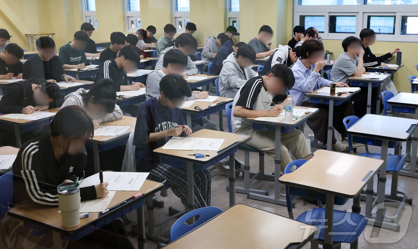 재수생들이 2026학년도 대학수학능력시험 6월 평가원 모의고사 시행일인 4일 오전 서울 양천구 종로학원 고사실에서 문제를 풀고 있다. &#40;공동취재&#41; 2025.6.4/뉴스1 ⓒ News1 이승배 기자