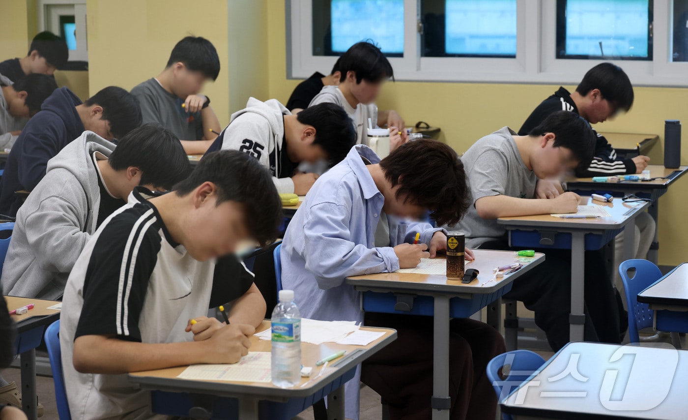 재수생들이 2026학년도 대학수학능력시험 6월 평가원 모의고사 시행일인 4일 오전 서울 양천구 종로학원 고사실에서 답안지를 작성하고 있다. &#40;공동취재&#41; 2025.6.4/뉴스1 ⓒ News1 이승배 기자