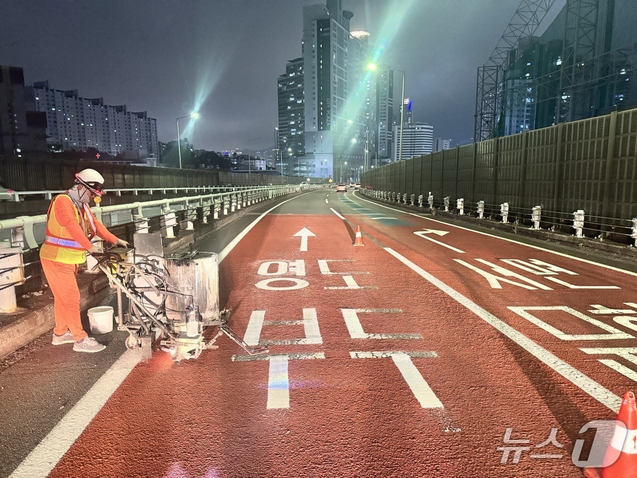 번영로 문현터널 이후 1차로 융착식 문자 재도색 작업이 진행되고 있다.(공단 제공. 재판매 및 DB 금지)