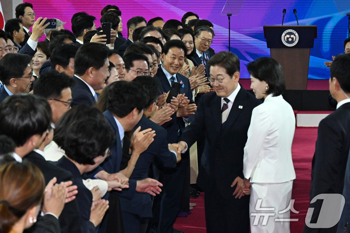 이재명 대통령이 4일 오전 제21대 대통령 취임 선서를 위해 김혜경 여사와 서울 여의도 국회 로텐더홀에 입장하며 참석자들과 인사를 나누고 있다. 2025.6.4/뉴스1 ⓒ News1 국회사진기자단