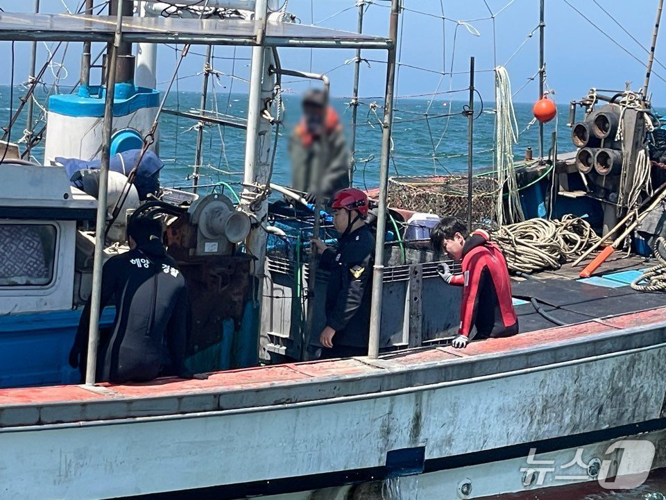 4일 오전 10시 19분께 전북 군산시 옥도면 연도 남동쪽 2㎞해상에서 조업 중이던 7.9톤급 어선이 가라앉는다는 신고가 접수돼 해경이 구조에 나서고 있다.(군산해경 제공. 재판매 및 DB금지)
