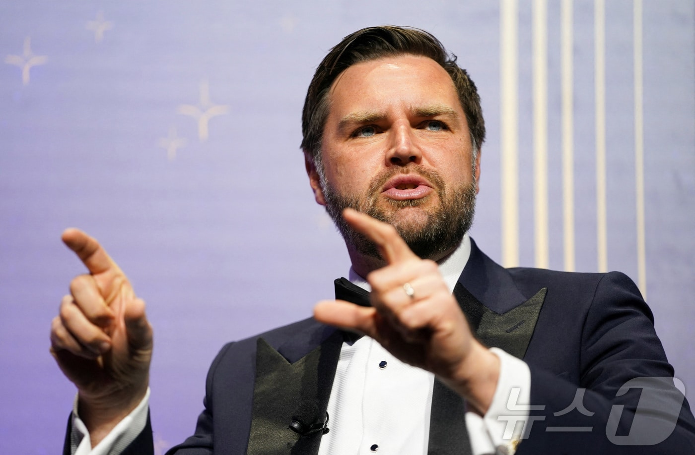 JD 밴스 미국 부통령이 3일(현지시간) 워싱턴 내셔널 빌딩 뮤지엄에서 열린 보수 성향 싱크탱크 아메리칸 컴패스의 행사에 참석해 발언하고 있다. 2025.06.03 ⓒ 로이터=뉴스1