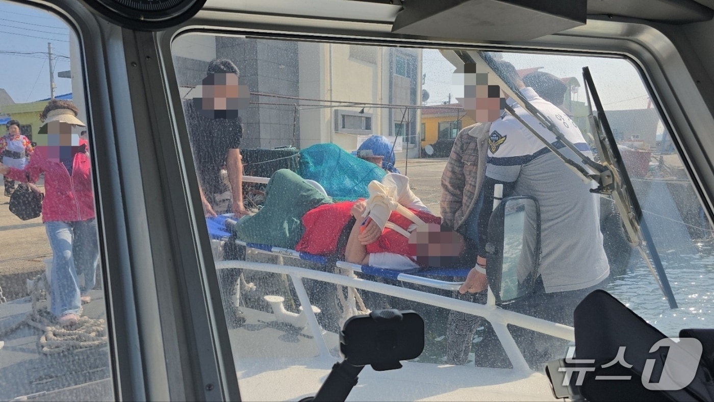 4일 오전 제주시 한림읍 비양도에서 낙상사고가 발생해 비양전담의용소방대가 응급처치 후 환자 이송을 돕고 있다.(제주도소방안전본부 제공. 재판매 및 DB 금지)