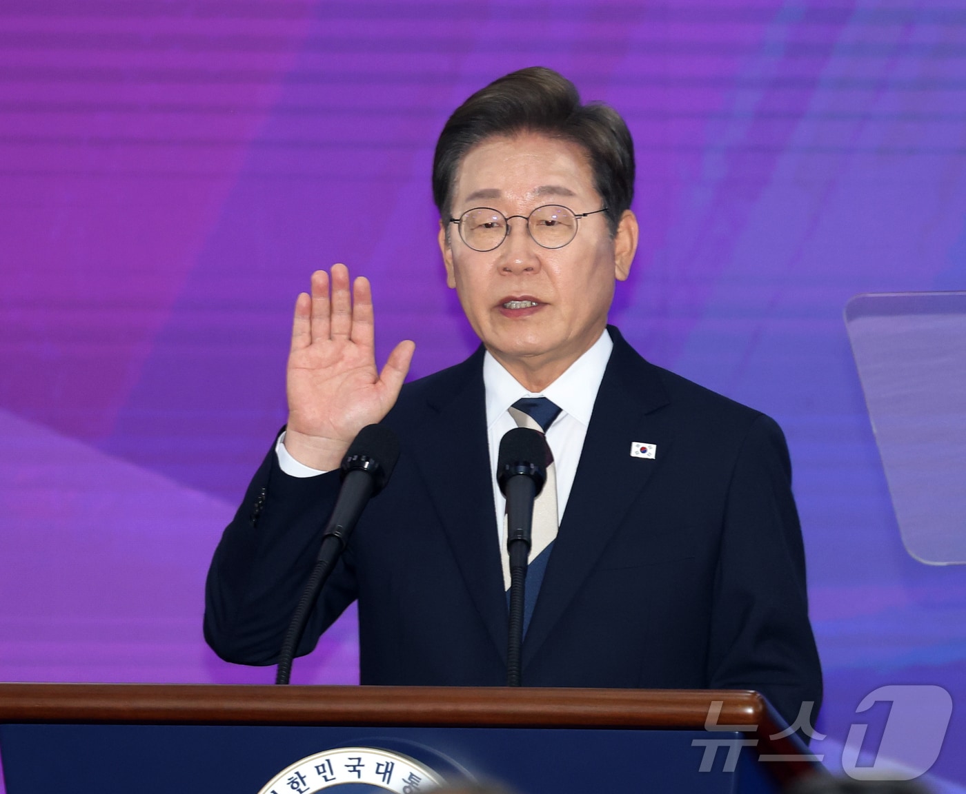 이재명 대통령이 4일 서울 여의도 국회 본청 로텐더홀에서 제21대 대통령 취임선서를 하고 있다. 2025.6.4/뉴스1 ⓒ News1 국회사진기자단