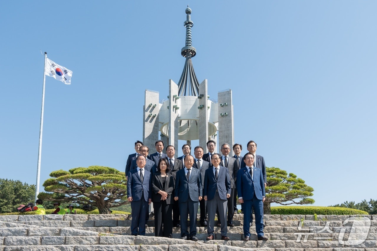 부산상공회의소 회장단이 충혼탑 참배 뒤 기념사진을 찍고 있다.(부산상의 제공. 재판매 및 DB 금지)