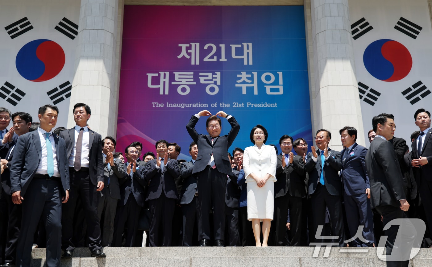 이재명 대통령이 4일 오전 서울 여의도 국회 로텐더홀에서 취임 선서를 마치고 나와 잔디광장에 모인 시민들을 향해 하트를 만들어 보이고 있다. ⓒ News1 국회사진기자단