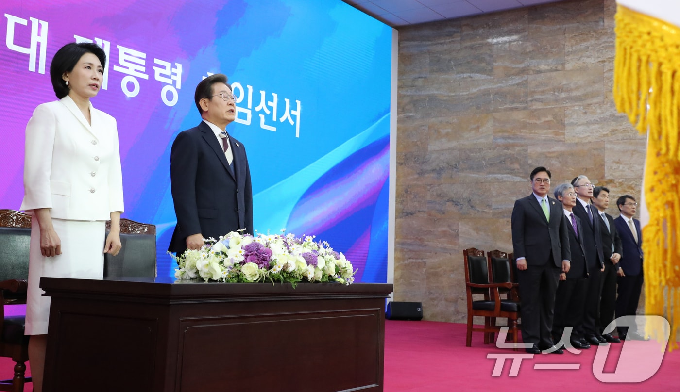 이재명 대통령과 김혜경 여사가 4일 오전 서울 여의도 국회에서 제21대 대통령 취임 선서에 앞서 애국가를 제창하고 있다. 2025.6.4/뉴스1 ⓒ News1 국회사진기자단