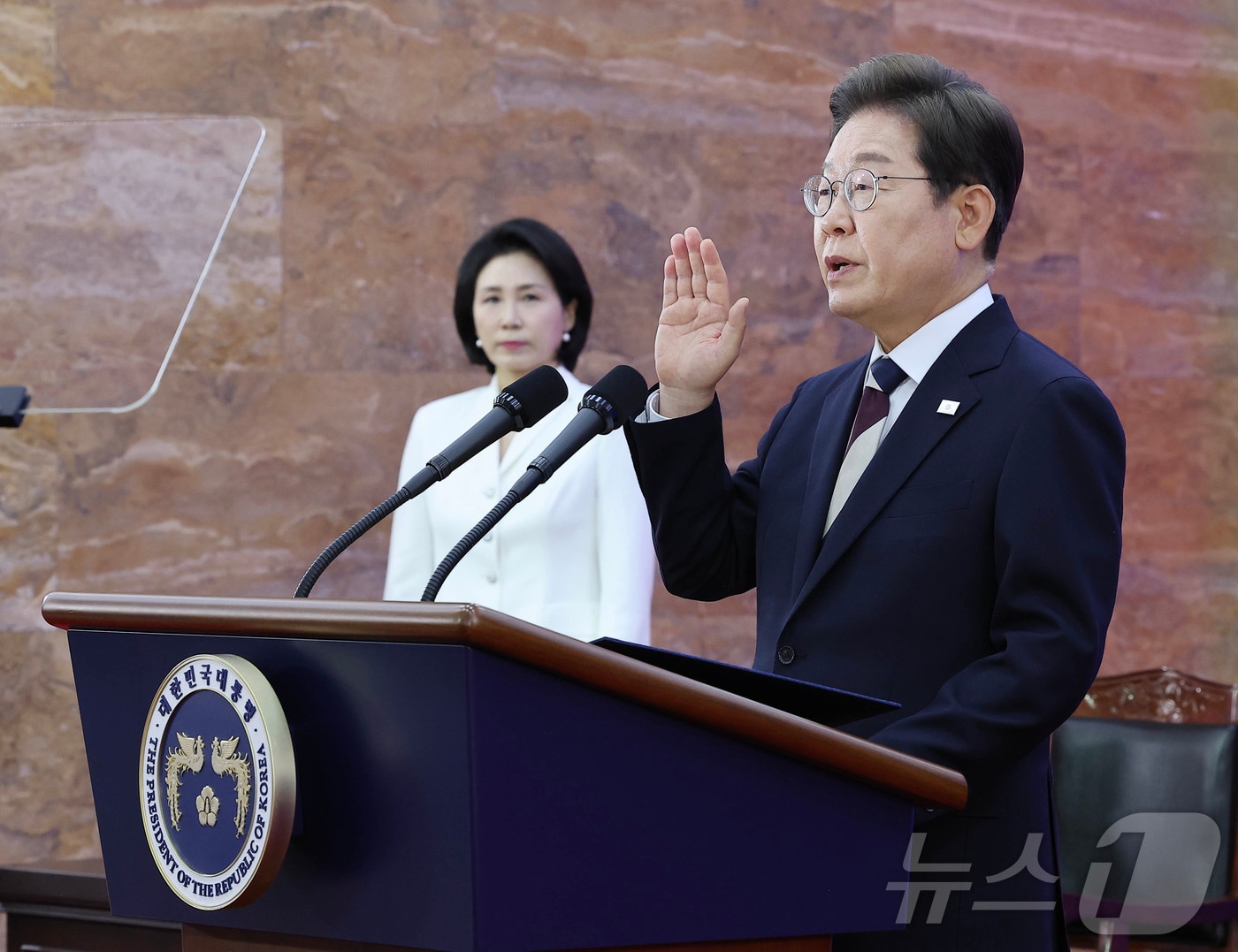 이재명 대통령이 4일 오전 국회 본청 로텐더홀에서 열린 제21대 대통령 취임 선서 행사에서 선서를 하고 있다. 2025.6.4/뉴스1 ⓒ News1 국회사진기자단