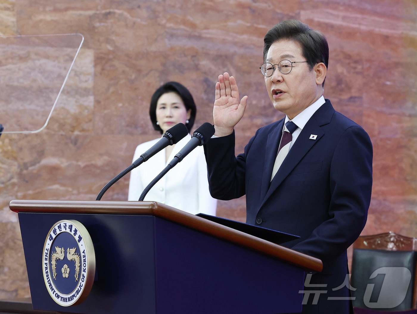 이재명 대통령이 4일 오전 국회 본청 로텐더홀에서 열린 제21대 대통령 취임 선서 행사에서 선서를 하고 있다. 2025.6.4/뉴스1 ⓒ News1 국회사진기자단