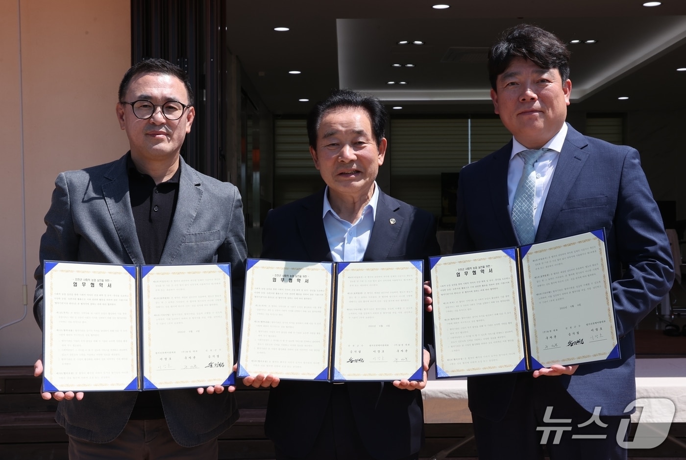 충북 진천군의 사회적 농업 활성화와 돌봄서비스 제공을 위해 생거진천 케어팜(대표 이장호)과 ㈜농경(대표 구자균)이 업무협약 했다.(진천군 제공)/뉴스1