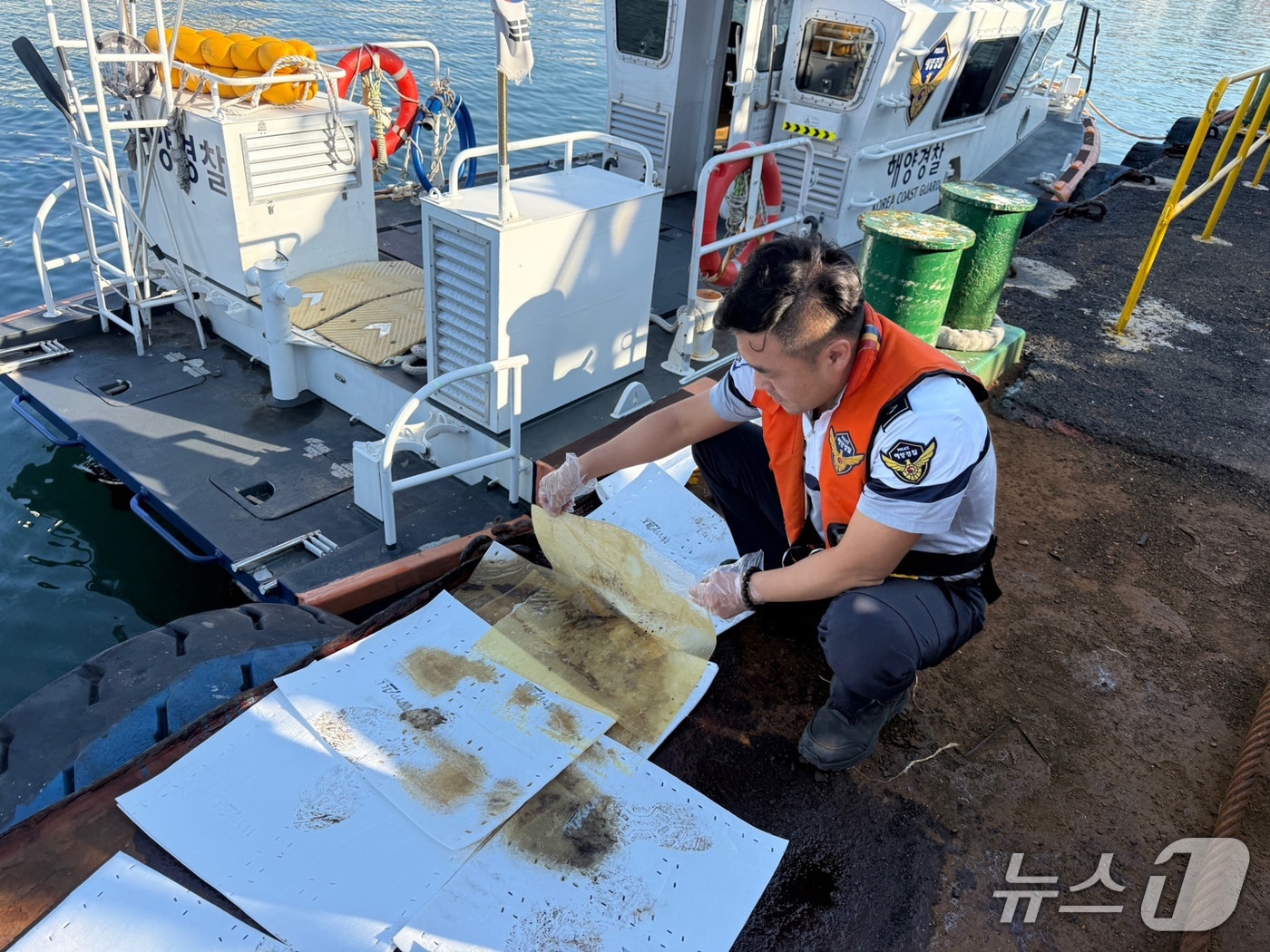 4일 오전 7시10분쯤 경북 포항시 북구 동빈내항에 정박한 200톤급 바지선에서 경유가 누출된 것을 발견한 해경이 방제작업을 벌였다.(포항해양경찰서 제공, 재판매 및 DB 금지) 2025.6.4/뉴스1 