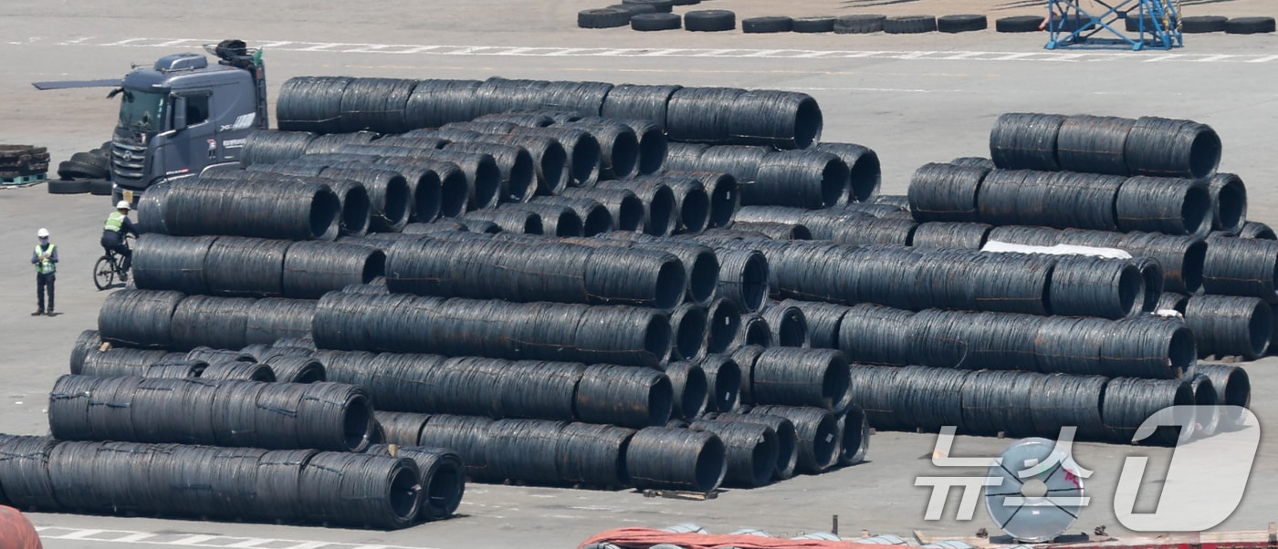 경기 평택시 포승읍 평택항 수출 야적장에 철강 제품이 쌓여있는 모습. 2025.6.4/뉴스1 ⓒ News1 김영운 기자