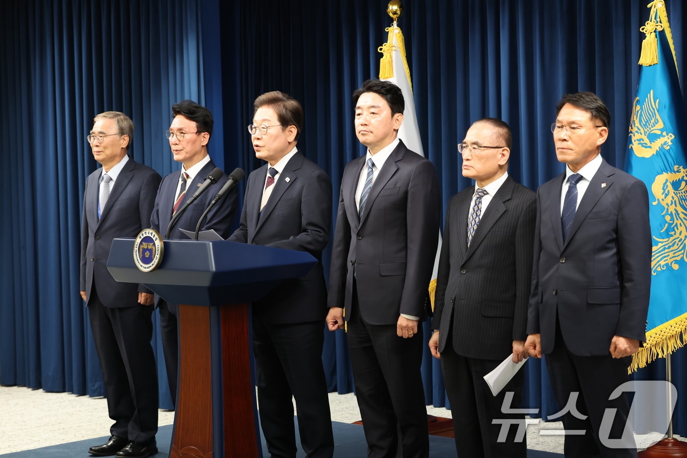 이재명 대통령이 4일 서울 용산구 대통령실 청사 브리핑룸에서 국무총리와 국정원장, 대통령 비서실장 등 인선발표를 하고 있다. 국무총리 후보자로는 김민석 국회의원, 국정원장 후보자로는 이종석 전 통일부장관이 지명됐다. 대통령 비서실장으로는 강훈식 국회의원, 안보실장에는 위성락 국회의원이 임명됐고, 경호처장은 황인권 전 육군 대장, 대변인은 강유정 국회의원이 임명됐다. 2025.6.4/뉴스1 ⓒ News1 허경 기자