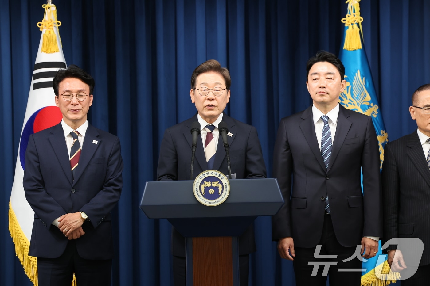 이재명 대통령이 4일 서울 용산구 대통령실 청사 브리핑룸에서 국무총리와 국정원장, 대통령 비서실장 등 인선발표를 하고 있다. 국무총리 후보자로는 김민석 국회의원, 국정원장 후보자로는 이종석 전 통일부장관이 지명됐다. 대통령 비서실장으로는 강훈식 국회의원, 안보실장에는 위성락 국회의원이 임명됐고, 경호처장은 황인권 전 육군 대장, 대변인은 강유정 국회의원이 임명됐다. 2025.6.4/뉴스1 ⓒ News1 허경 기자