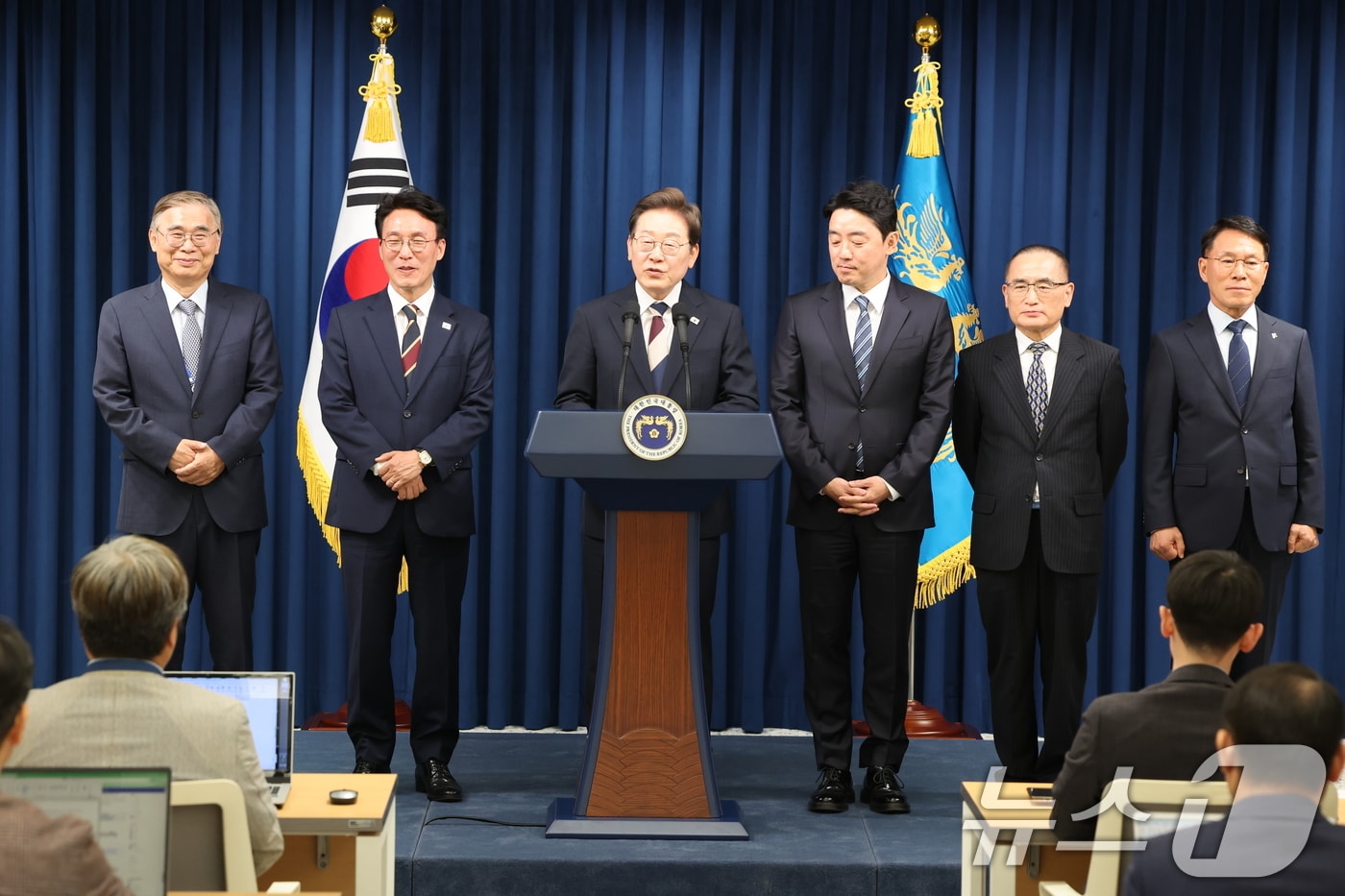 이재명 대통령이 4일 서울 용산구 대통령실 청사 브리핑룸에서 국무총리와 국정원장, 대통령 비서실장 등 인선발표를 하고 있다. 국무총리 후보자로는 김민석 국회의원, 국정원장 후보자로는 이종석 전 통일부장관이 지명됐다. 대통령 비서실장으로는 강훈식 국회의원, 안보실장에는 위성락 국회의원이 임명됐고, 경호처장은 황인권 전 육군 대장, 대변인은 강유정 국회의원이 임명됐다. 2025.6.4/뉴스1 ⓒ News1 허경 기자