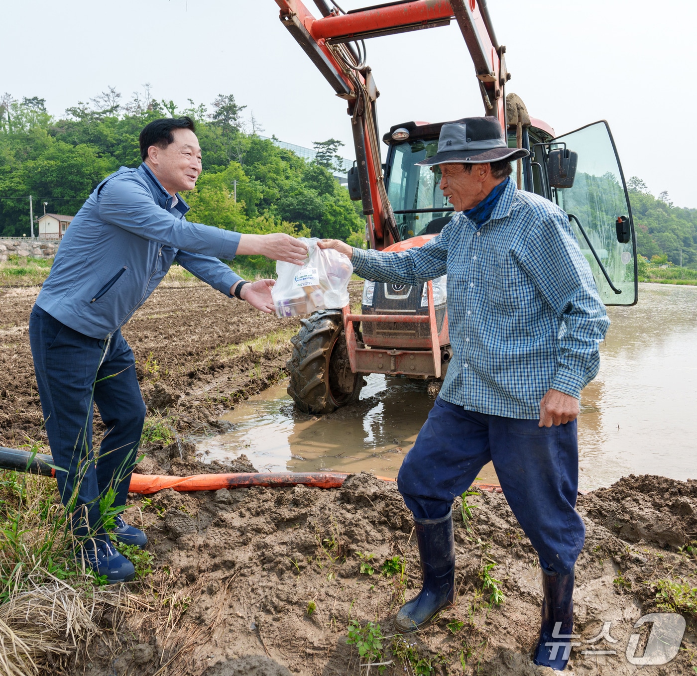 정원호 한국수력원자력(주) 월성원자력본부장이 발전소 인근 모내기 현장에 새참을 배달하며 풍년농사를 응원하고 있다. (월성원자력본부제공) 2025.6.4/뉴스1 