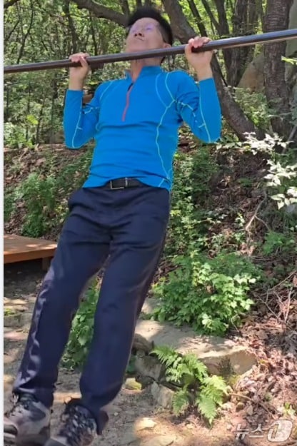  김문수 국민의힘 대선후보가 4일 '21대 대선 패배 승복문'을 발표한 뒤 선거 전 매일 찾았던 관악산에 올라 턱걸이를 하고 있다. (SNS 갈무리) ⓒ 뉴스1  