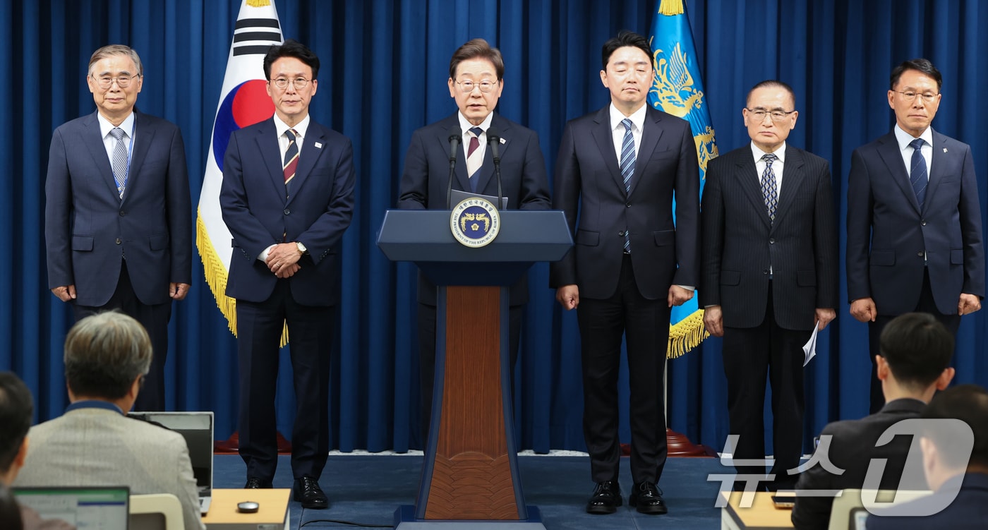 이재명 대통령이 4일 서울 용산구 대통령실 청사 브리핑룸에서 국무총리와 국정원장, 대통령 비서실장 등 인선발표를 하고 있다. 2025.6.4/뉴스1 ⓒ News1 허경 기자