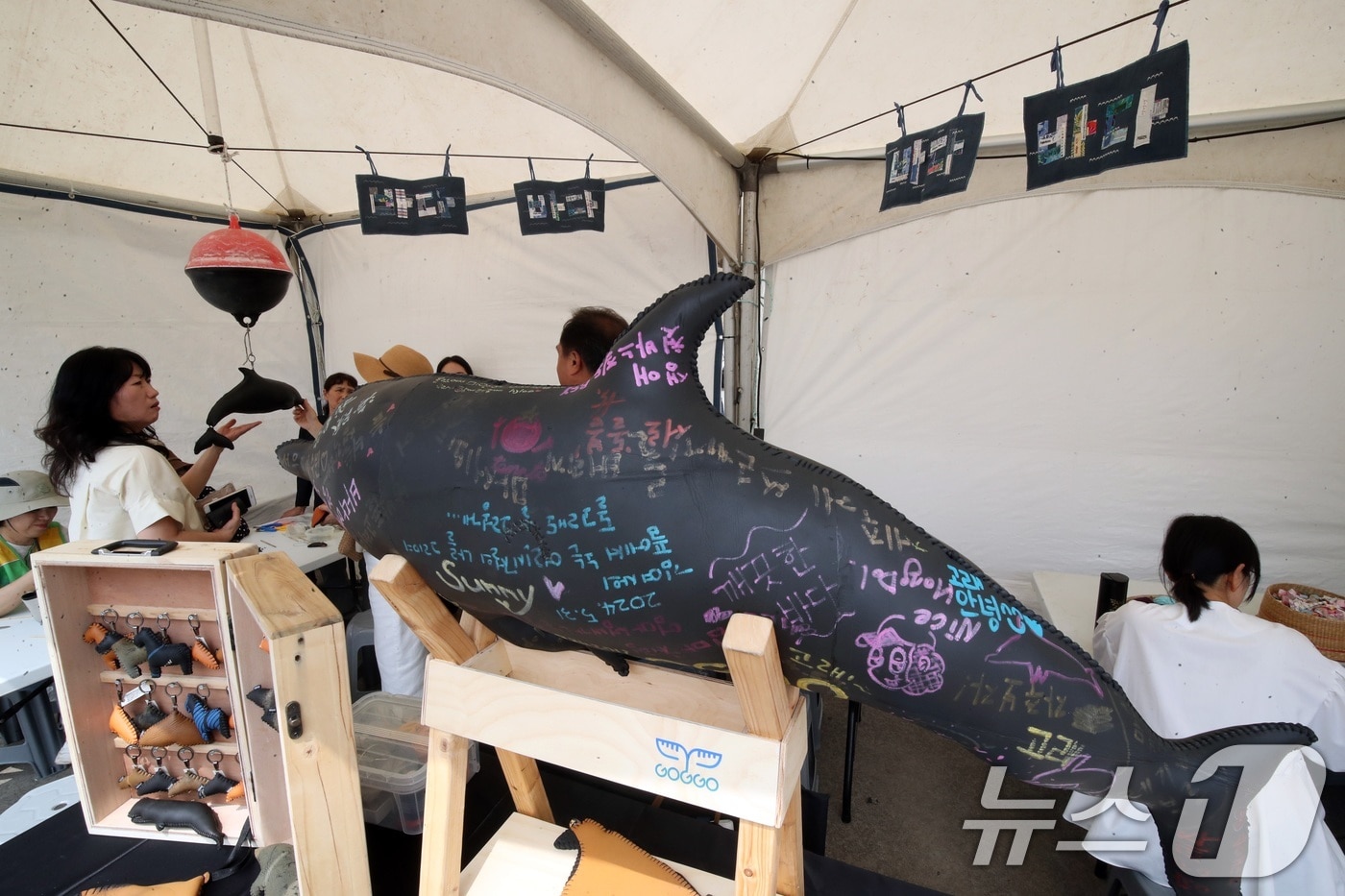 4일 오후 제주 서귀포시 제주국제컨벤션센터 야외광장에서 세계환경의 날을 맞아 열린 '2025 환경 한마당 축제'에 방문객들이 폐해녀복으로 만든 기념품을 구경하고 있다.2025.6.4/뉴스1 ⓒ News1 고동명 기자