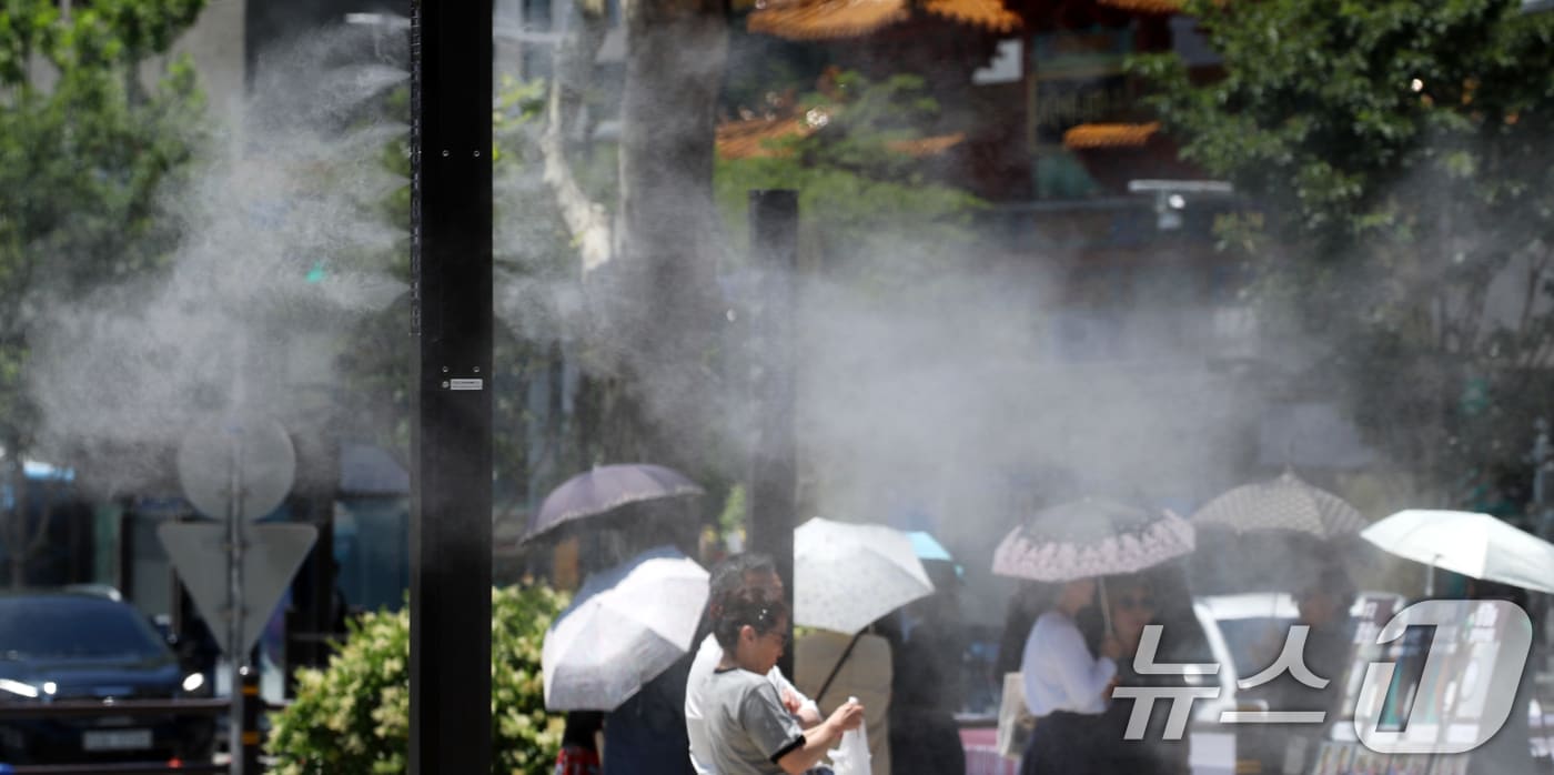 초여름 날씨를 보인 4일 부산 동구 부산역 앞을 지나는 시민과 관광객들 사이로 쿨링포그가 가동되고 있다. 2025.6.4/뉴스1 ⓒ News1 윤일지 기자