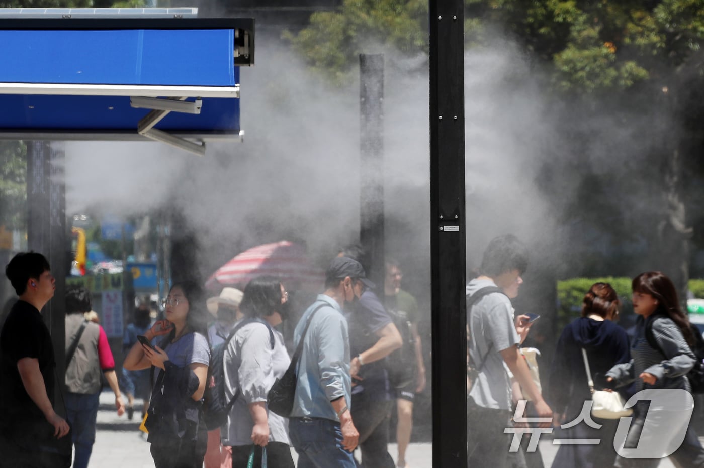 초여름 날씨를 보인 4일 시민들 사이로 쿨링포그가 가동되고 있다. 2025.6.4/뉴스1 ⓒ News1 윤일지 기자