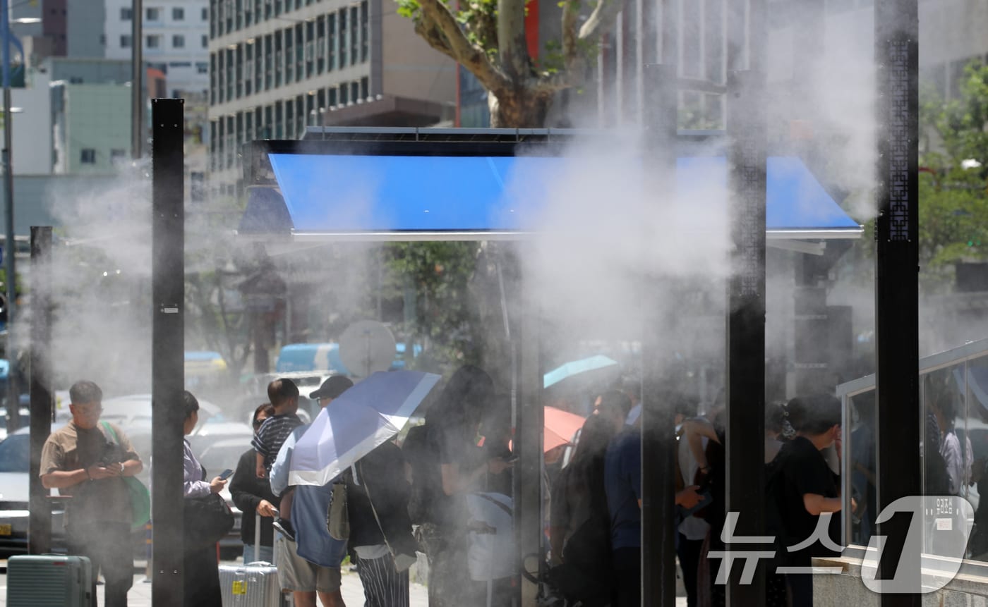 초여름 날씨를 보인 4일 부산 동구 부산역 앞을 지나는 시민과 관광객들 사이로 쿨링포그가 가동되고 있다. 2025.6.4/뉴스1 ⓒ News1 윤일지 기자
