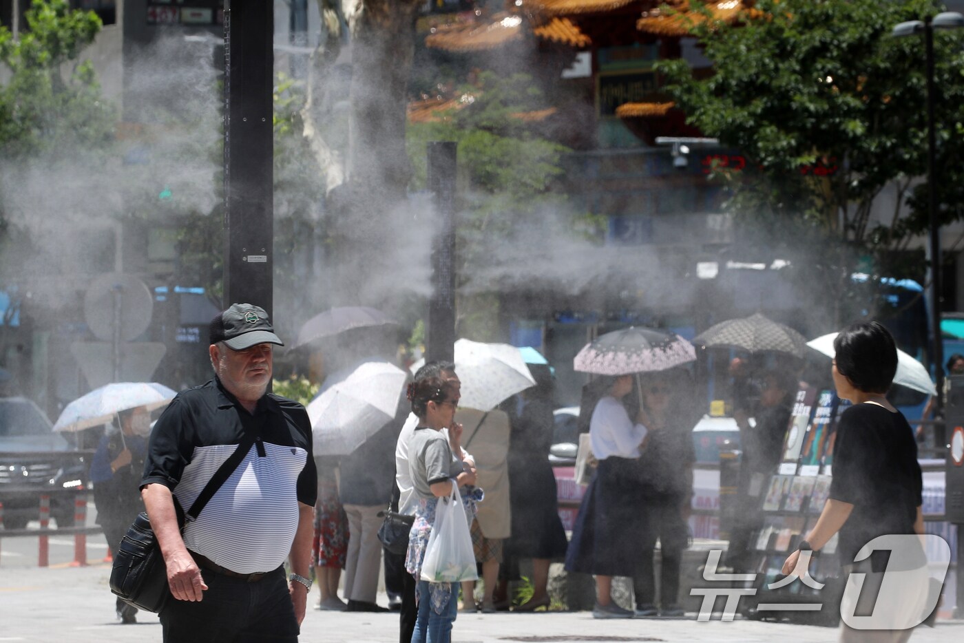 초여름 날씨를 보인 4일 부산 동구 부산역 앞을 지나는 시민과 관광객들 사이로 쿨링포그가 가동되고 있다. 2025.6.4/뉴스1 ⓒ News1 윤일지 기자