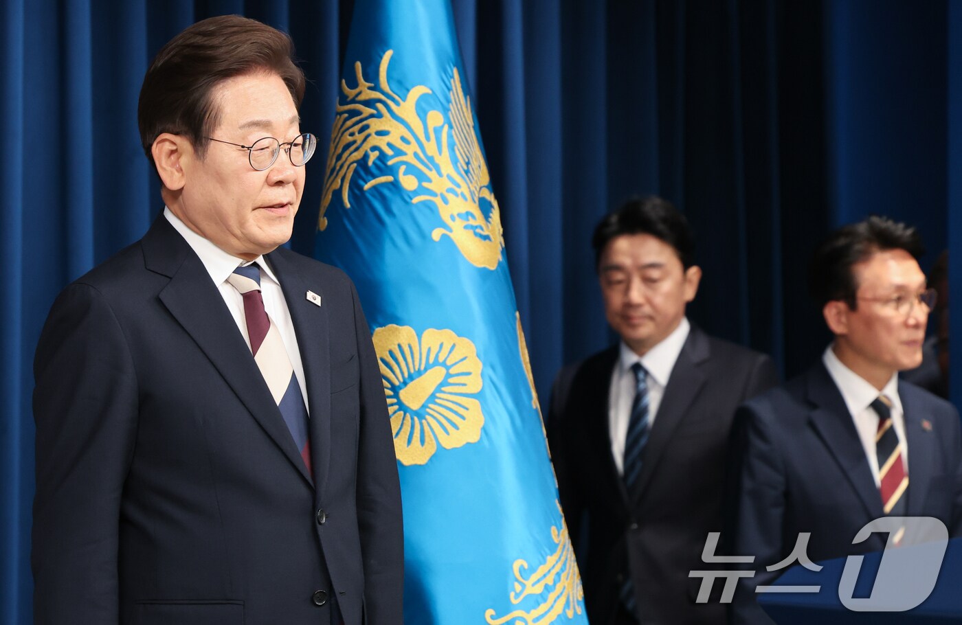 이재명 대통령이 4일 서울 용산구 대통령실 청사 브리핑룸에서 국무총리와 국정원장, 대통령 비서실장 등 인선발표를 하기 위해 입장하고 있다. 국무총리 후보자로는 김민석 국회의원, 국정원장 후보자로는 이종석 전 통일부장관이 지명됐다. 대통령 비서실장으로는 강훈식 국회의원, 안보실장에는 위성락 국회의원이 임명됐고, 경호처장은 황인권 전 육군 대장, 대변인은 강유정 국회의원이 임명됐다. 2025.6.4/뉴스1 ⓒ News1 허경 기자